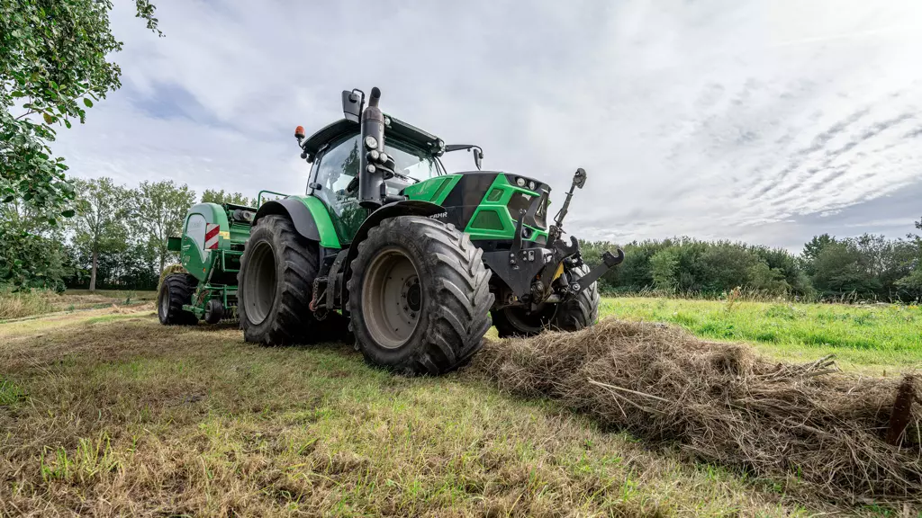 Hooi rollen met tractor.jpg