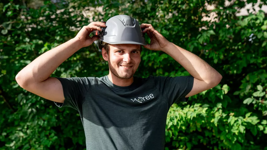 Medewerker Moree zet helm op.jpg