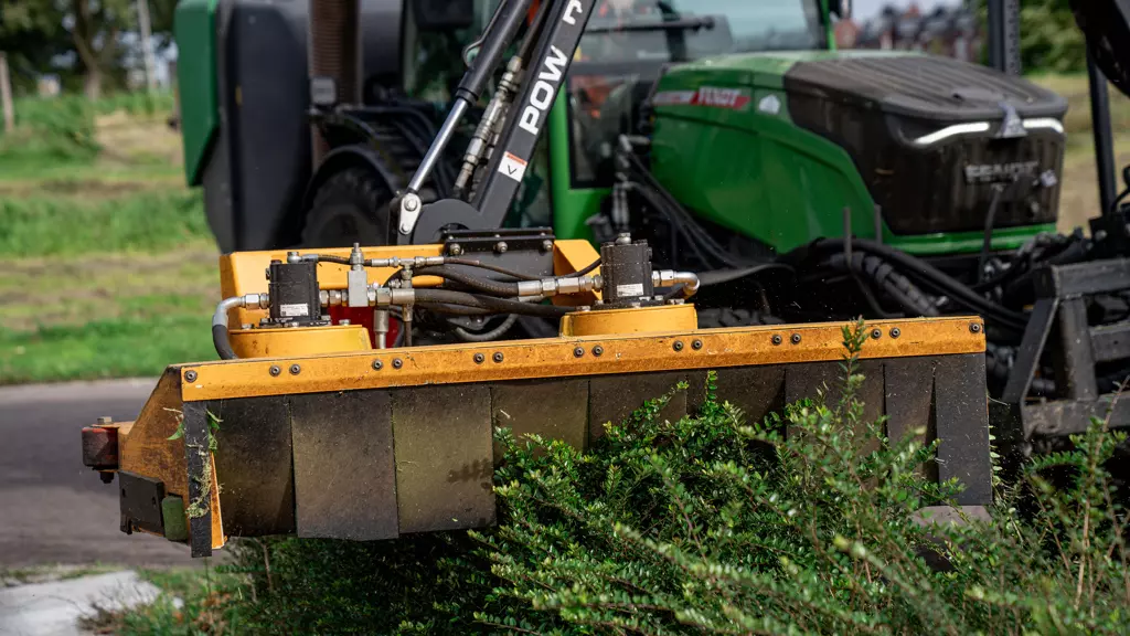 Heg knippen met tractor.jpg