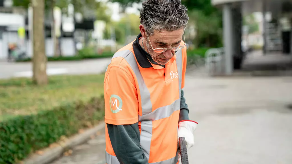 Medewerker Moree in veiligheidshesje.jpg