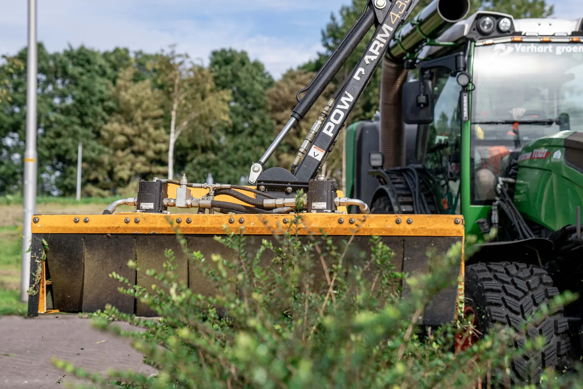 Machinaal heggen knippen in Berschenhoek.webp